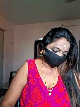 Snapshot of queendivya chatting on July 13, 2026, 7:29 am queendivya online show from July 13, 2026, 7:29 am