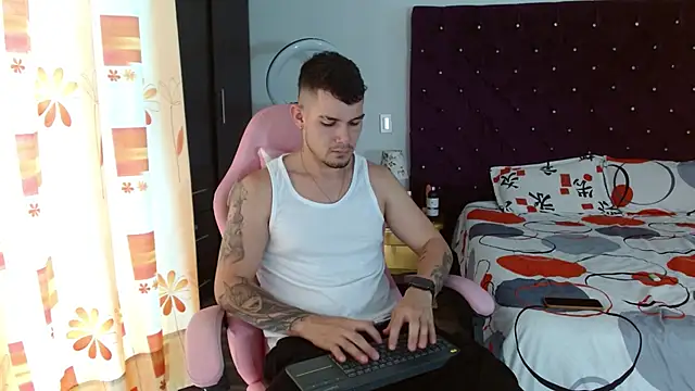 BooyHott  online show from October 31, 2025, 6:48 pm