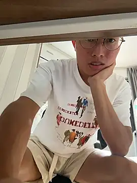 leeyoung  online show from October 8, 2025, 7:10 am