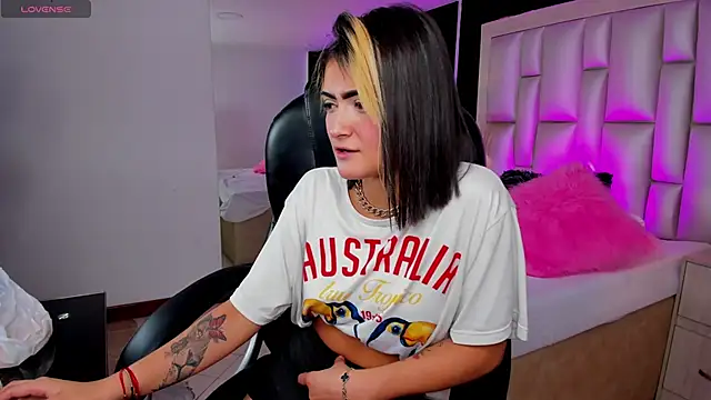 LuisaJonnes  online show from November 12, 2025, 5:39 pm