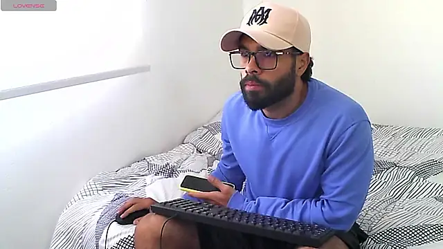 Snapshot of htrebor87 chatting on March 27, 2026, 7:04 pm htrebor87 online show from March 27, 2026, 7:04 pm