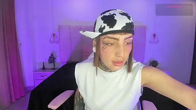 Gyal 8  online show from December 5, 2025, 3:27 am