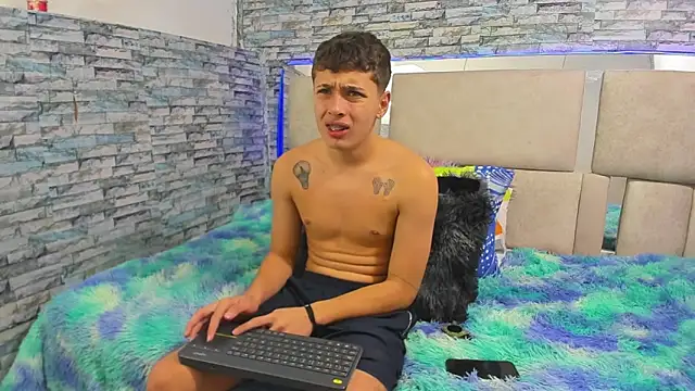 Julian wolf18 online show from October 31, 2025, 4:03 pm