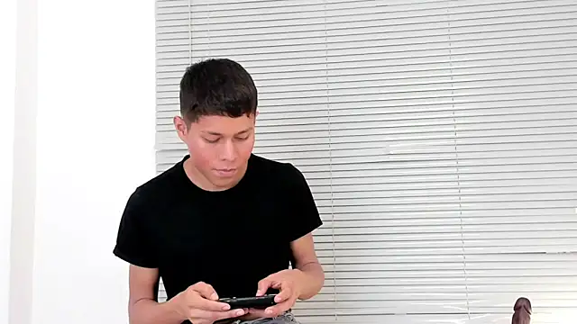 Snapshot of Little_liam chatting on October 19, 2025, 8:11 pm Little liam online show from October 19, 2025, 8:11 pm