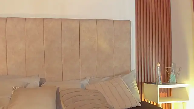 Lauraa saenz11 online show from November 18, 2025, 7:50 pm