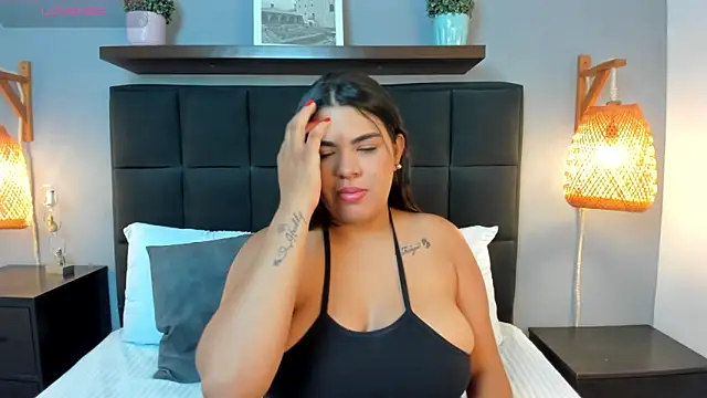 daniela crozee  online show from October 4, 2025, 2:24 am