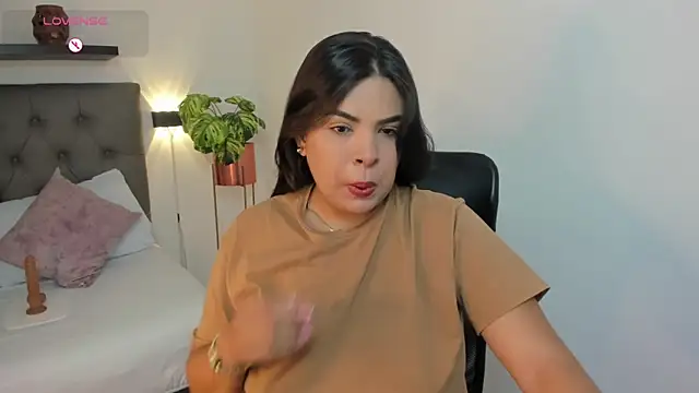 daniela crozee  online show from November 19, 2025, 2:00 am