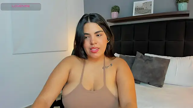 daniela crozee  online show from October 19, 2025, 2:36 am