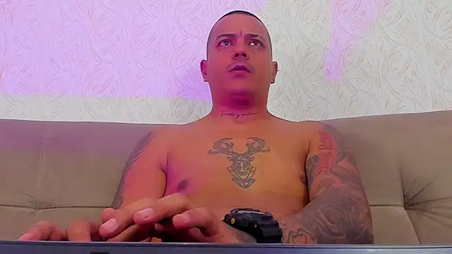 MaximoHall86 online show from November 4, 2025, 1:26 pm