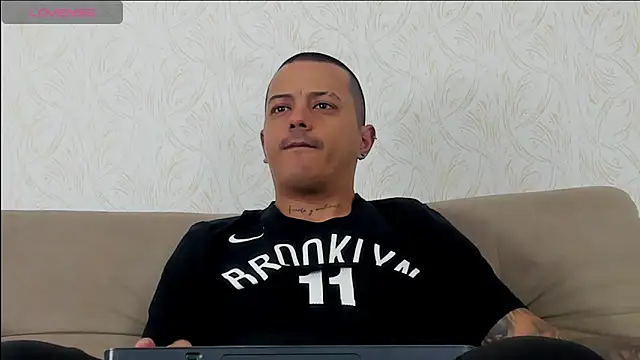 MaximoHall86 online show from October 28, 2025, 12:15 pm