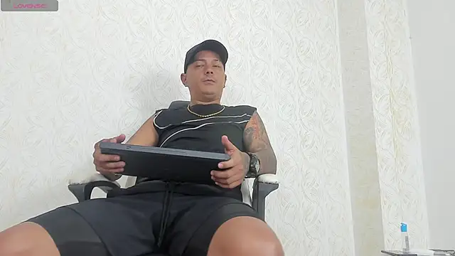 MaximoHall86 online show from September 24, 2025, 12:55 pm