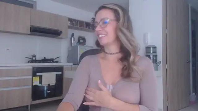 LovePaula online show from December 15, 2025, 11:49 am