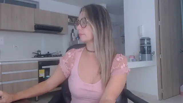 LovePaula online show from December 3, 2025, 12:26 pm