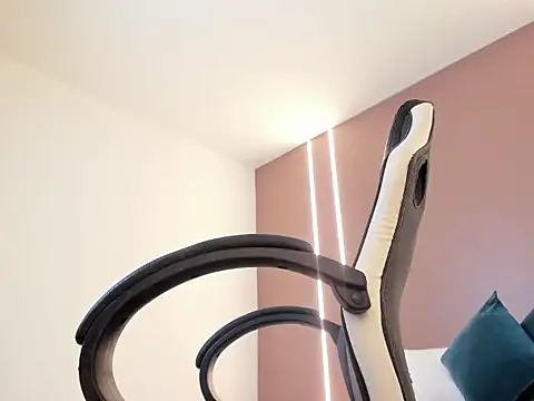 zoee zi online show from March 11, 2026, 8:25 pm