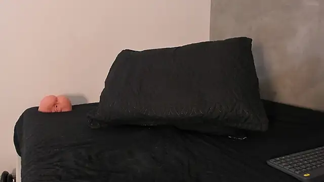 dylan cross  online show from December 20, 2025, 11:24 am