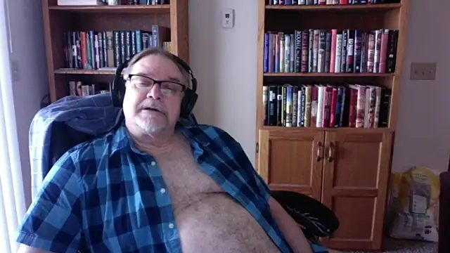 Vinyl22xh online show from April 13, 2026, 6:23 pm