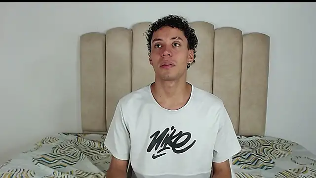 Snapshot of aroncooper1 chatting on October 29, 2025, 5:06 am aroncooper1 online show from October 29, 2025, 5:06 am