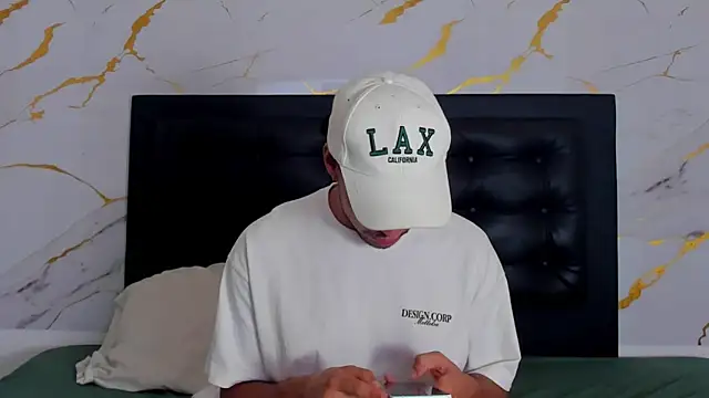 Snapshot of aroncooper1 chatting on October 8, 2025, 12:39 pm aroncooper1 online show from October 8, 2025, 12:39 pm