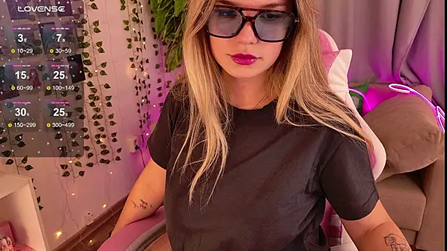 KellyHayden online show from November 22, 2025, 1:32 pm