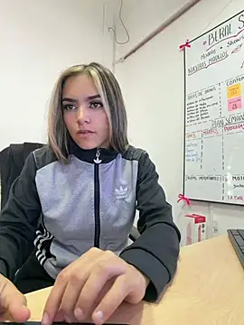 Snapshot of eimi_rosse18 chatting on May 19, 2026, 2:24 pm eimi rosse18 online show from May 19, 2026, 2:24 pm