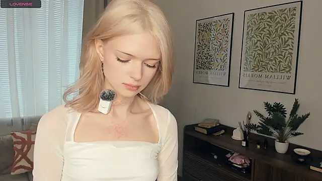 LaureMestler online show from October 17, 2025, 8:06 am