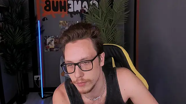 LeoMooree online show from November 30, 2025, 1:28 am