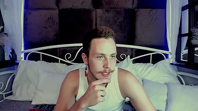 LeoMooree online show from October 5, 2025, 9:44 am