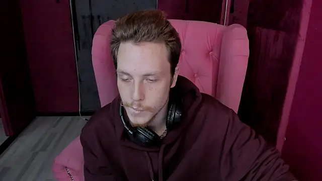 LeoMooree online show from November 19, 2025, 3:34 pm