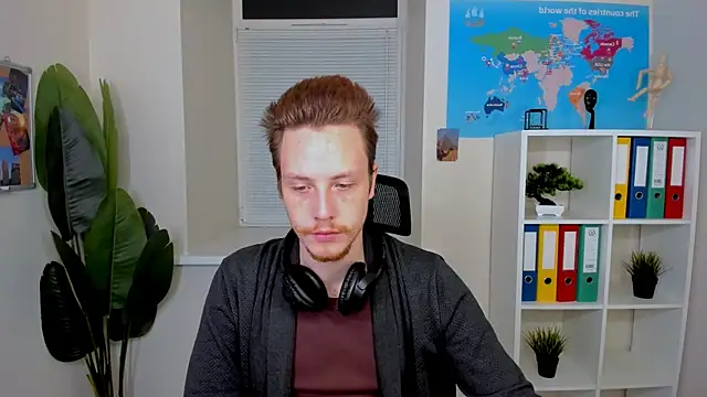 LeoMooree online show from November 15, 2025, 9:08 pm