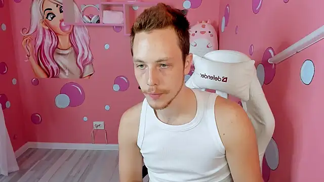 LeoMooree online show from October 18, 2025, 3:58 pm