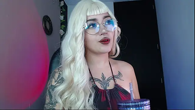 Snapshot of LesRose chatting on April 13, 2026, 11:42 pm LesRose online show from April 13, 2026, 11:42 pm