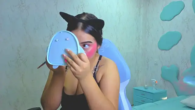 Snapshot of Mia_Cuttee chatting on November 25, 2025, 3:18 am Mia Cuttee online show from November 25, 2025, 3:18 am