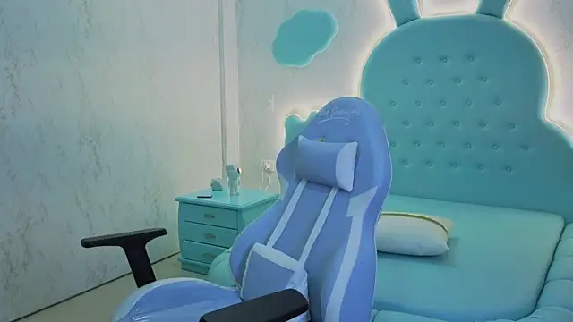 Snapshot of Mia_Cuttee chatting on October 30, 2025, 3:27 am Mia Cuttee online show from October 30, 2025, 3:27 am