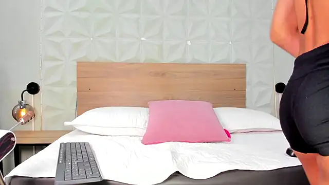 Snapshot of ValeryTrans_ chatting on March 1, 2026, 1:33 pm ValeryTrans online show from March 1, 2026, 1:33 pm