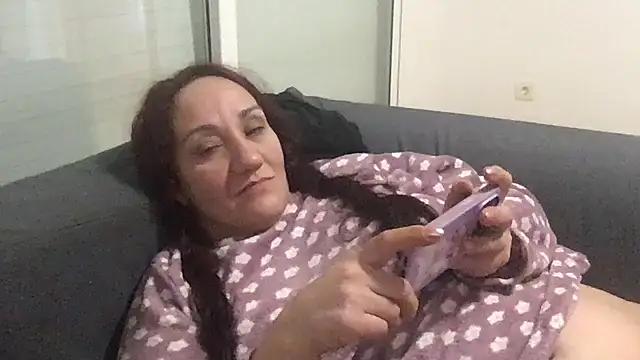 paula19800 online show from November 10, 2025, 12:32 pm