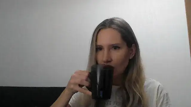 Snapshot of Tavriena chatting on November 15, 2025, 6:34 pm Tavriena online show from November 15, 2025, 6:34 pm