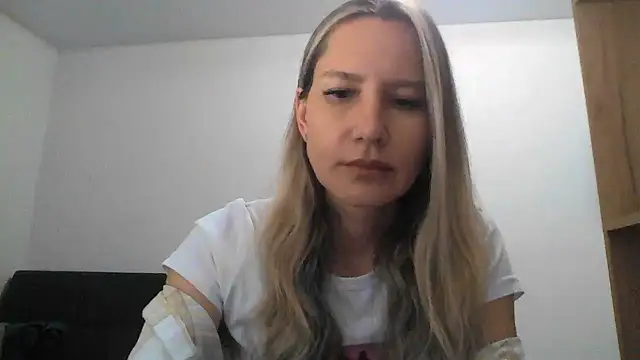 Snapshot of Tavriena chatting on November 12, 2025, 7:40 pm Tavriena online show from November 12, 2025, 7:40 pm