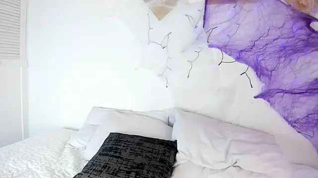 CharlottePetitte online show from October 30, 2025, 8:06 pm