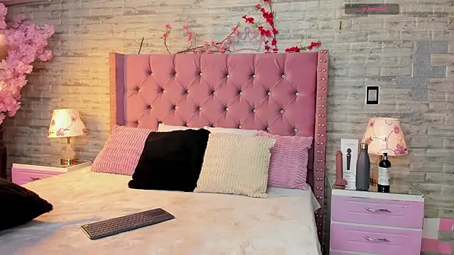 NaiaWhisper online show from February 22, 2026, 1:02 pm