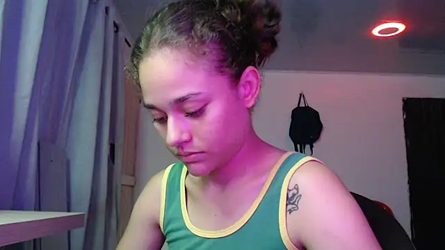 Snapshot of LittleCheerry69 chatting on October 20, 2025, 2:39 pm LittleCheerry69 online show from October 20, 2025, 2:39 pm