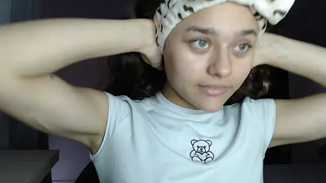 Snapshot of LittleCheerry69 chatting on November 12, 2025, 4:11 pm LittleCheerry69 online show from November 12, 2025, 4:11 pm