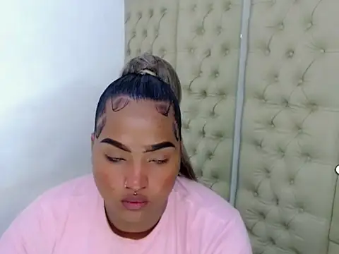 AuroraRoss online show from November 2, 2025, 6:13 pm