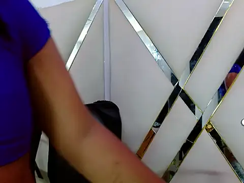 AuroraRoss online show from November 4, 2025, 7:06 pm