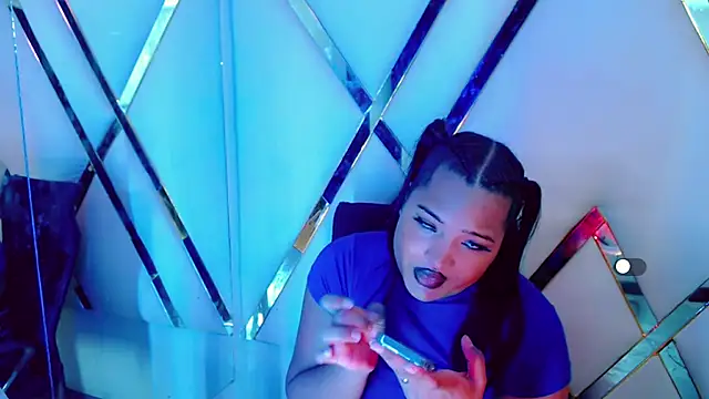 AuroraRoss online show from October 24, 2025, 7:24 pm