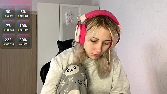 KandaceMassanelli online show from October 17, 2025, 9:23 am