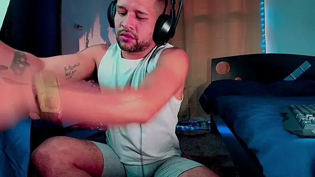 LucasGaeel online show from October 24, 2025, 4:50 pm