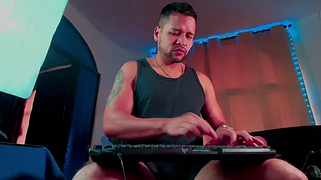 LucasGaeel online show from October 27, 2025, 8:10 pm