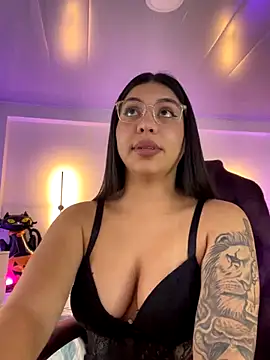 Snapshot of kloe28 chatting on October 25, 2025, 11:42 am kloe28 online show from October 25, 2025, 11:42 am