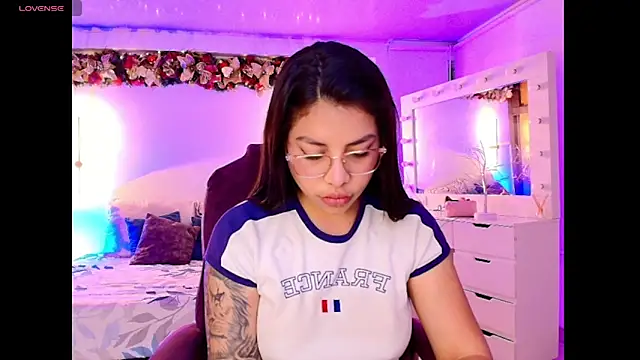 Snapshot of kloe28 chatting on November 24, 2025, 3:50 am kloe28 online show from November 24, 2025, 3:50 am