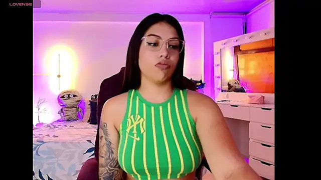 Snapshot of kloe28 chatting on November 4, 2025, 4:05 am kloe28 online show from November 4, 2025, 4:05 am